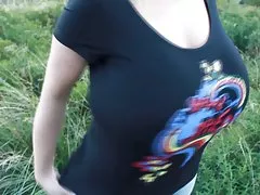 两个漂亮的女朋友邀请一个戴着眼镜的家伙为团体性交口交