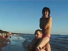 可爱的金发女郎吮吸华丽的埃尔达