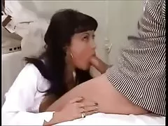 来自刚果的可爱乌木在她同学的脸上露出来